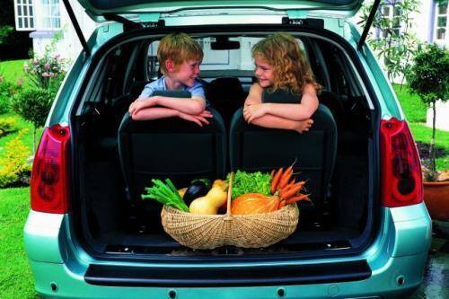 Fot. Peugeot: Przewożenie dzieci w fotelikach ma fundamentalne znaczenie dla ich bezpieczeństwa. Zgodnie z przepisami w fotelikach trzeba przewozić dzieci