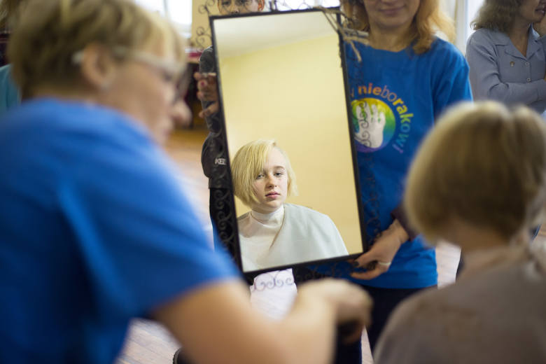 Michał poświęcił włosy, by pomóc chorym dzieciom