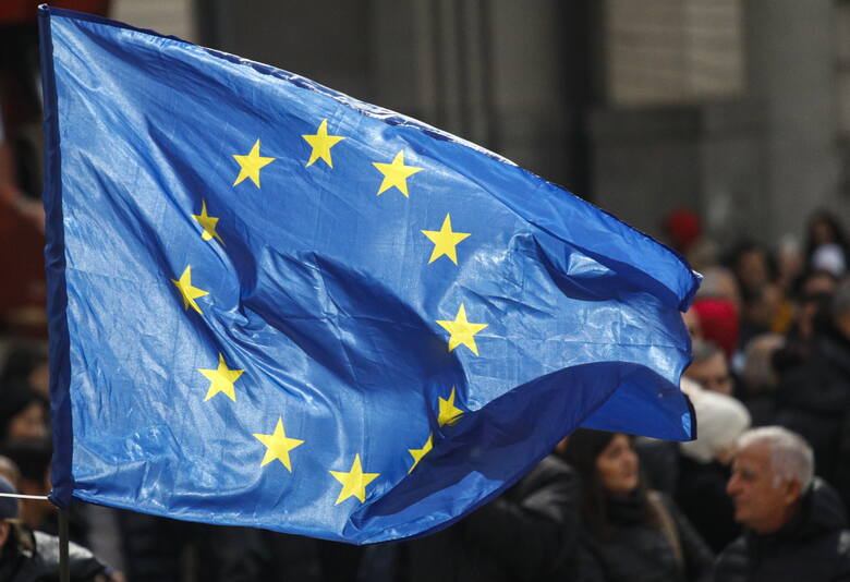 Procedowana w Unii Europejskiej zmiana traktatów jest niekorzystna dla Polski i dla większości członków wspólnoty - powiedział na antenie Polskiego Radia