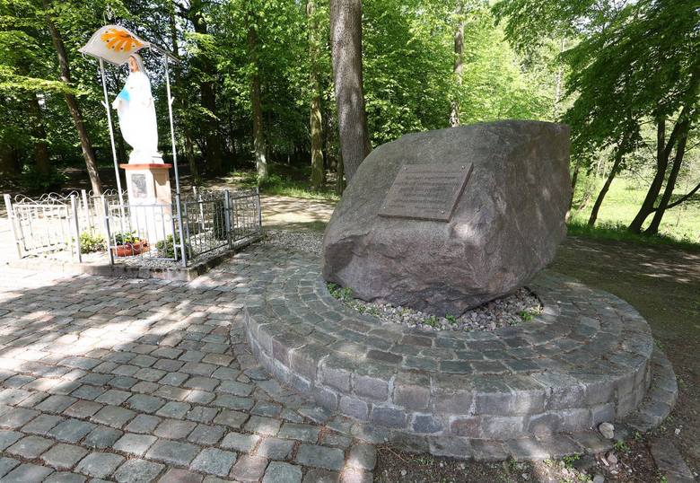 Pamiątkowy  kamień  upamiętnia dawnych mieszkańców pochowanych na ternie obecnego Parku Brodowskiego <br /> 