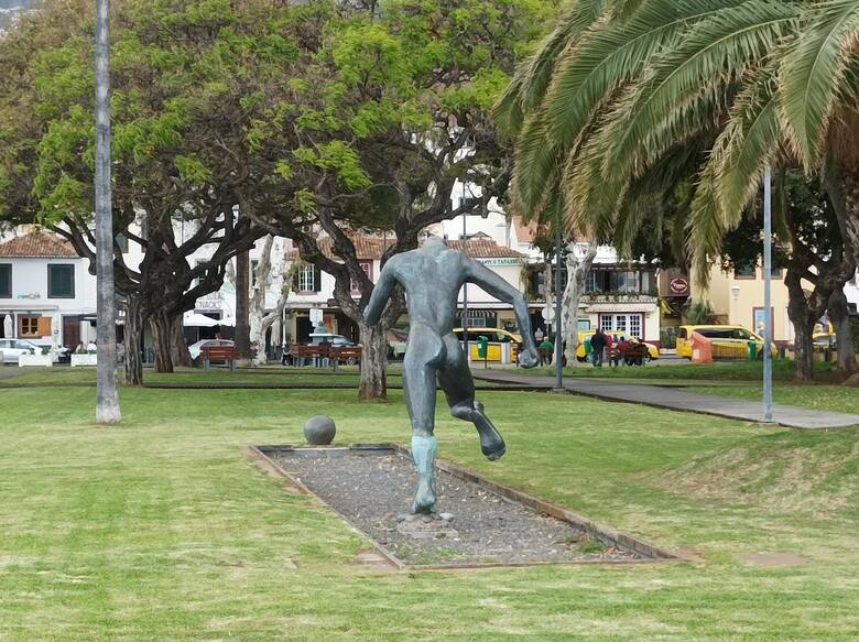 Pomnik Człowieka Grającego W Piłkę. Z piłką na Maderze nie ma żartów, sport jest bardzo celebrowany.