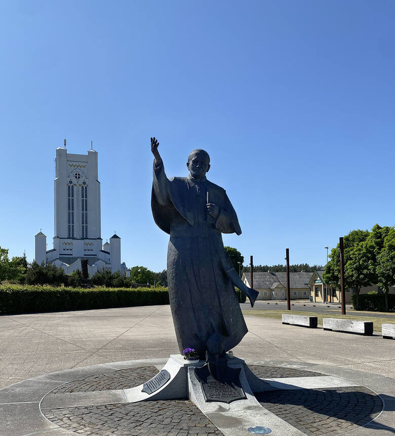 Pomnik papieża Jana Pawła II w Szydłowie