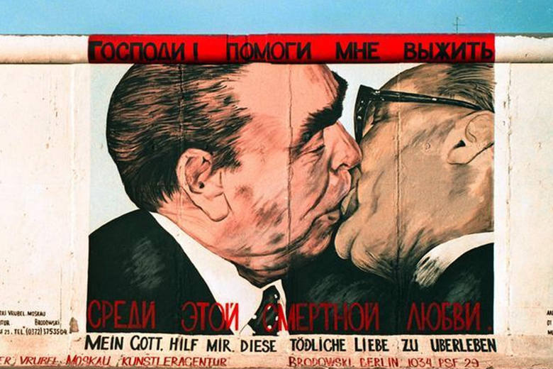 #6 Leonid Breżniew i Erich HoneckerTo jeden z najsłynniejszych pocałunków politycznych, do którego doszło w 1979 r. podczas spotkania z okazji 30-lecia
