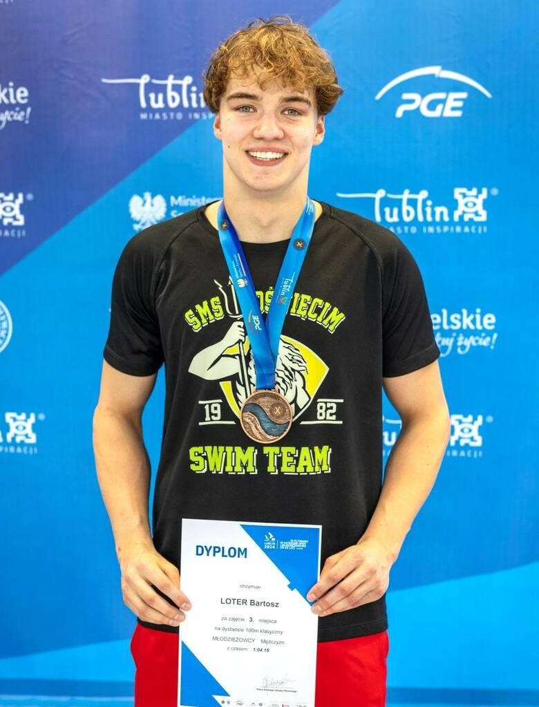 Bartosz Loter z brązowym medalem, wywalczonym na 100 metrów "żabką"