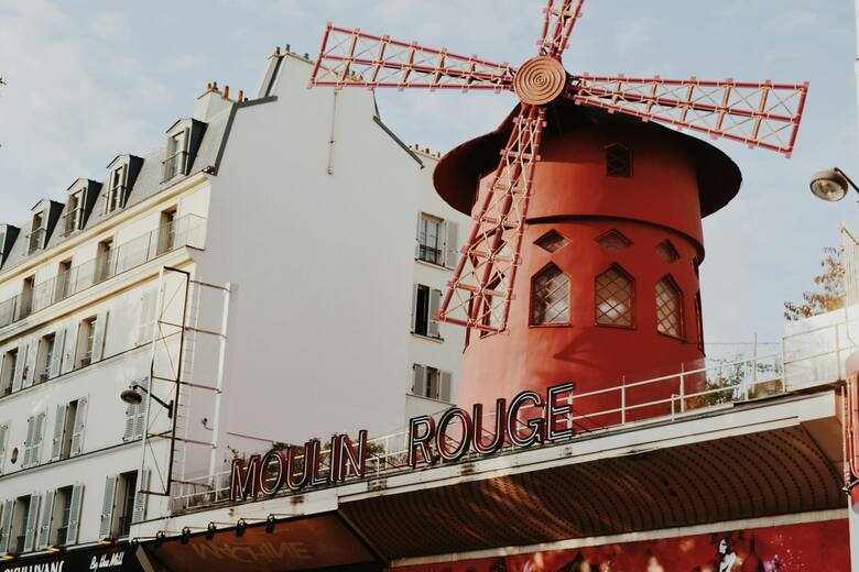 Słynny wiatrak nad kabaretem Moulin Rouge w Paryżu