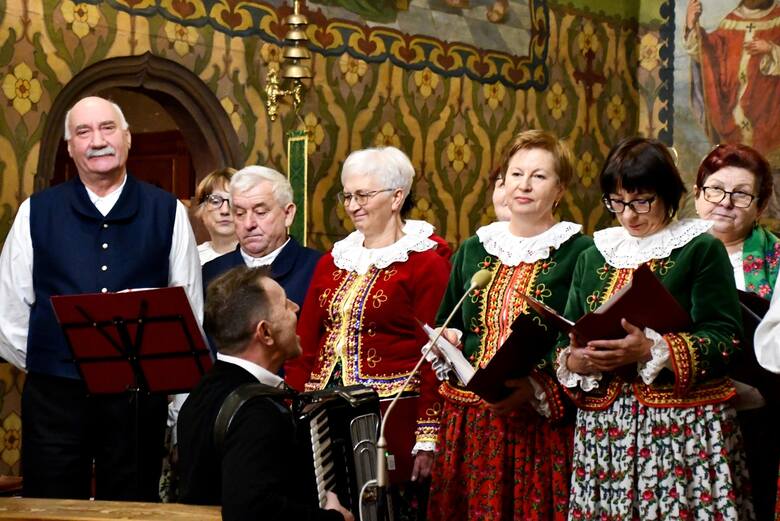 Chór Porębianie zaprosił mieszkańców Poręby Wielkiej (gm. Oświęcim) na koncert kolęd w kościele św. Bartłomieja Apostoła