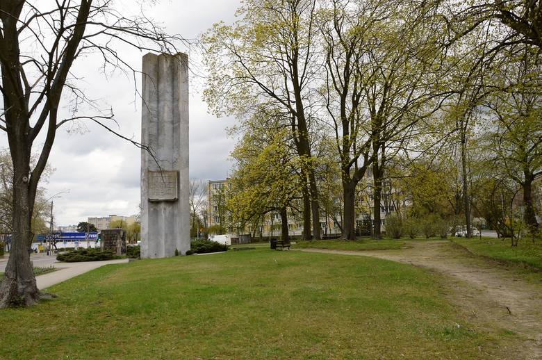 Pomnik na skwerze przy ul. Sobieskiego - z datą 1939-1945 - upamiętnia ofiary II wojny światowej