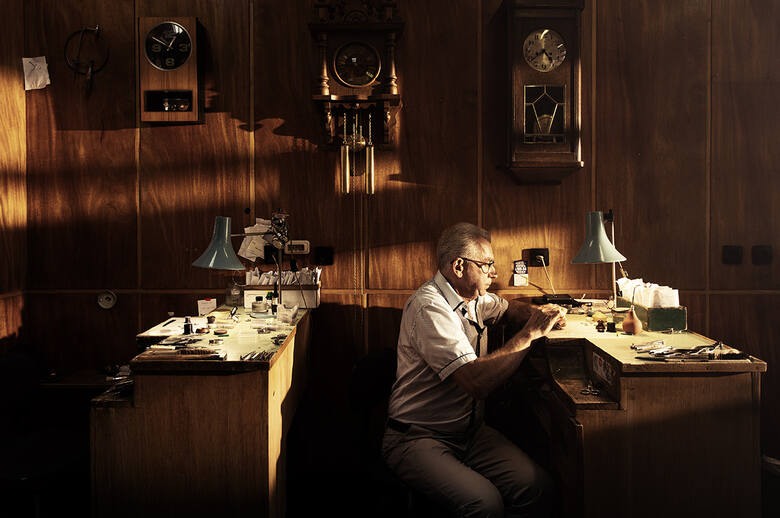Zegarmistrz Adam w swym zakładzie zegarmistrzowskim przy ul. Gdańskiej 3 jest jednym z bohaterów projektu fotograficznego  „Rzemieślnicy” Filipa Kowalkowskiego.