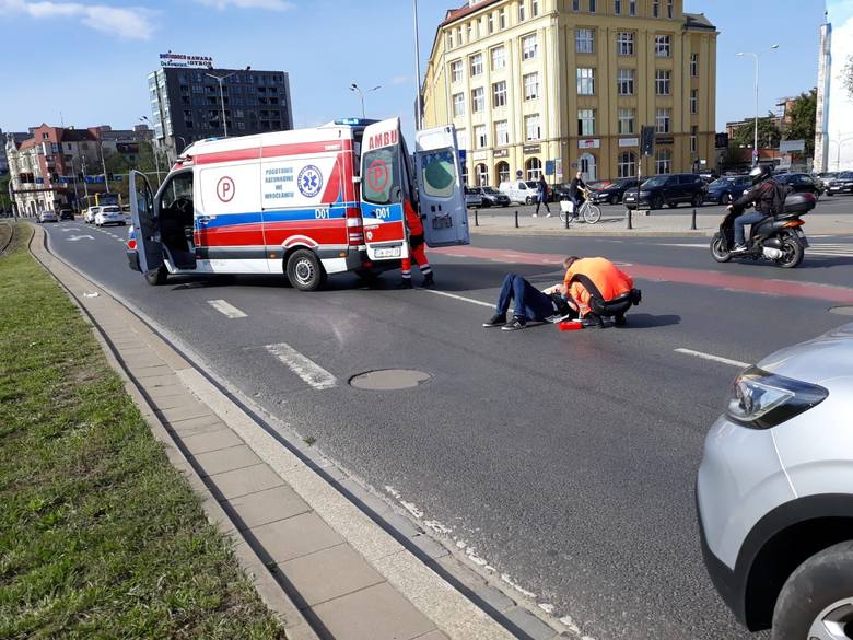 Wypadek na placu Jana Pawła II. Samochód potrącił