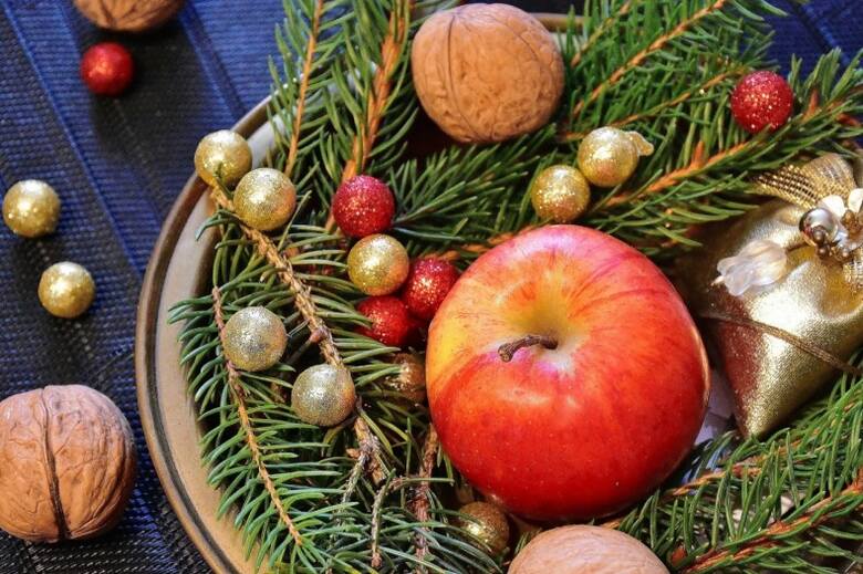 Tradycyjne świąteczne dekoracje wykorzystywały jabłka, orzechy i inne dary ogrodu. Takie dekoracje i dziś wyglądają pięknie.