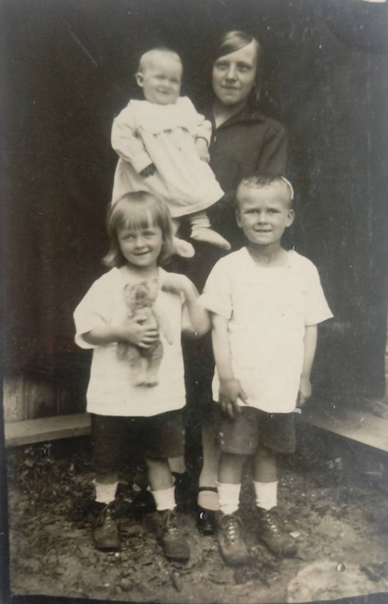 Dzieci Anny i Wacława Jurkojciów. Córka Łucja (maleńka, na rękach niani Weroniki) oraz synowie Zdzisław (z misiem) i Eugeniusz