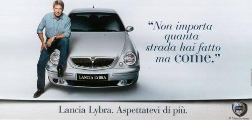 Fot. Lancia: Znana twarz aktora z pewnością zwróci uwagę na samochód. Harrison Ford reklamujący Lancię Lybra.