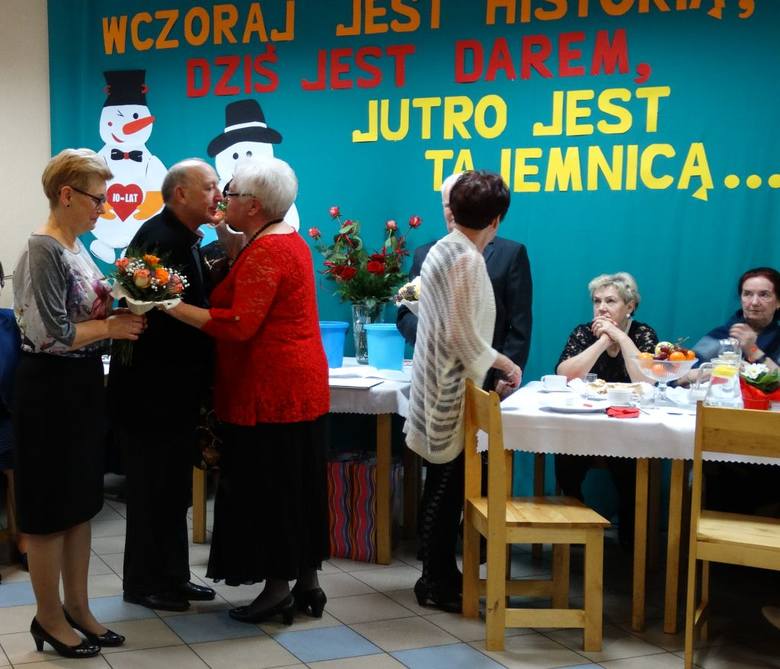 Teresa Stachowiak (stoi po lewej) i  Jerzy Jurlewicz składają życzenia obecnej prezes Bożennie Obrzanowskiej.