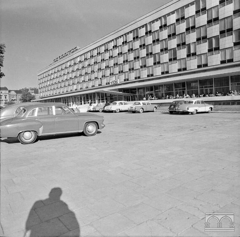 Hotel Cracovia, zbudowany w latach 1960–1965.