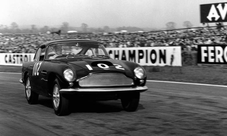 Aston Martin DB 4 GT w wyścigowej wersji Littleweight. Zbudowano ich na początku lat 60. tylko sześć. Teraz powstaje następne 25