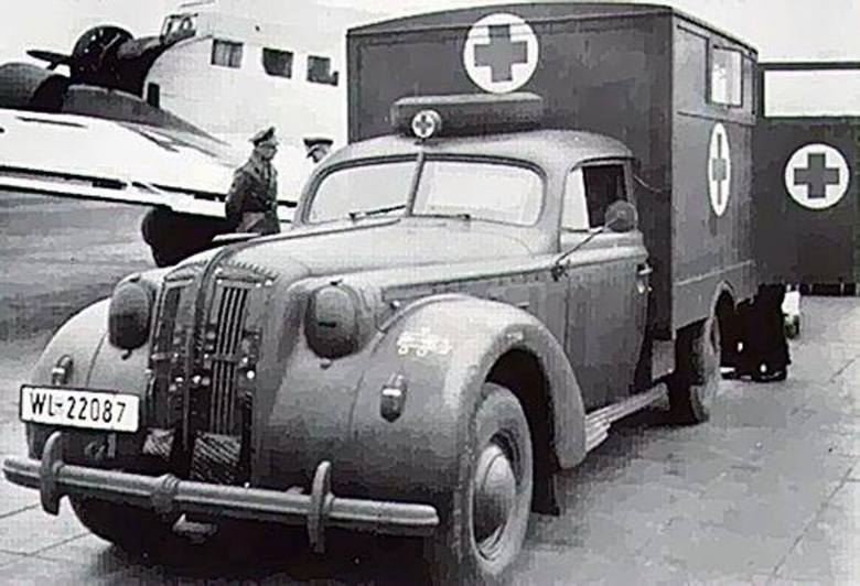 Smętny kres kariery: Admiral przerobiony na ambulans w służbie Luftwaffe. W głębi sanitarny transportowiec Ju-52
