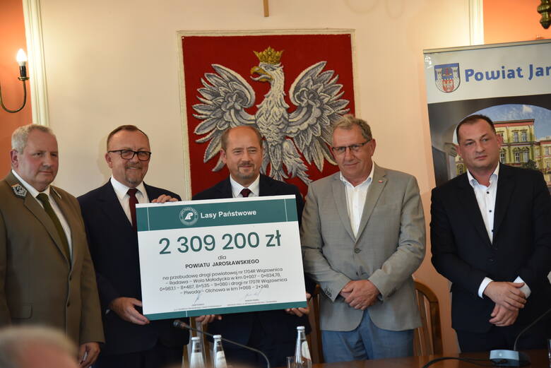 Środki pochodzące z Funduszu Leśnego, którym dysponują Lasy Państwowe zostały wręczone w formie promesy przez Senatora RP Mieczysława Golbę i  Dyrektora