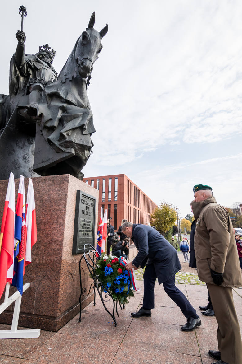 26 października minęło dokładnie 10 lat od odsłonięcia przy ul. Pod Blankami w Bydgoszczy pomnika króla Kazimierza Wielkiego. 