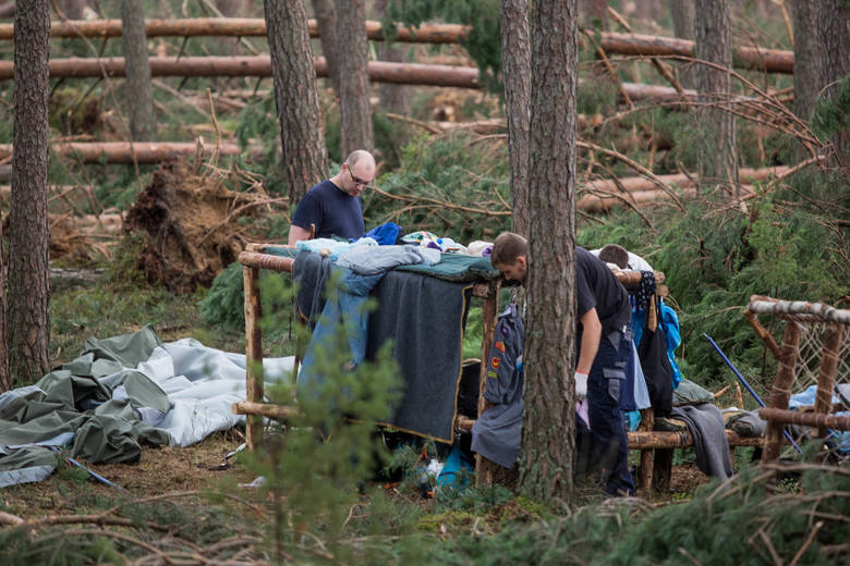 Obóz harcerski w Suszkach (powiat chojnicki) po przejściu nawałnicy