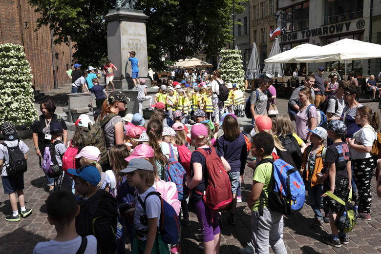 W maju i czerwcu młodzi turyści dosłownie zawładnęli Toruniem.