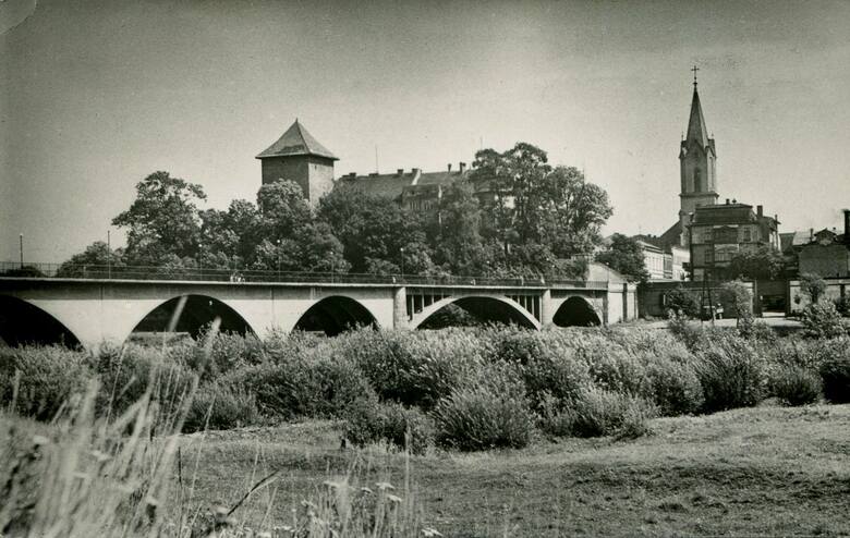 Także po wojnie most nigdy nie odzyskał dawnego wyglądu. W okresie PRL drewniane bariery zostały zastąpione metalowymi. Nie odbudowano też chodników,