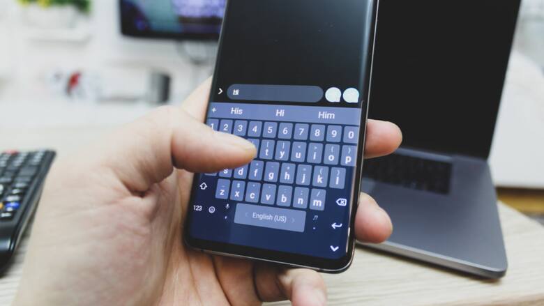 Telefon komórkowy z klawiaturą na ekranie