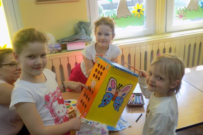 Maluchy z łowickiego przedszkola malowały pszczele budki [Zdjęcia]