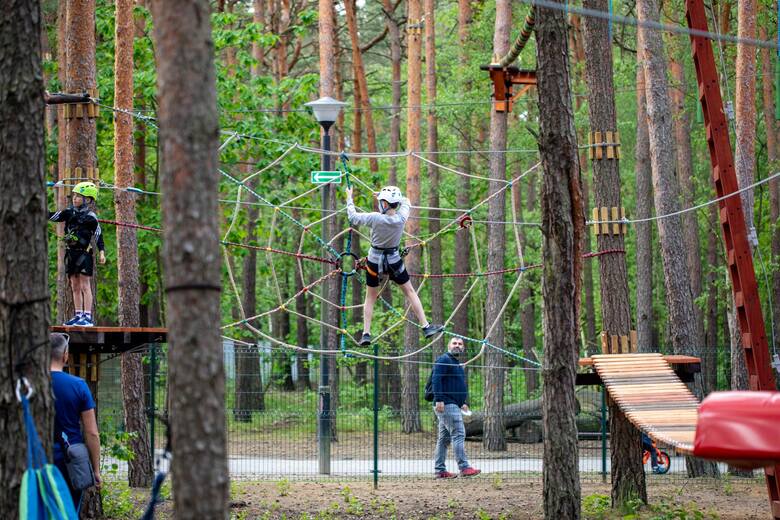 The rope park also offers additional attractions, such as swings, beams, spider webs, and climbing walls.