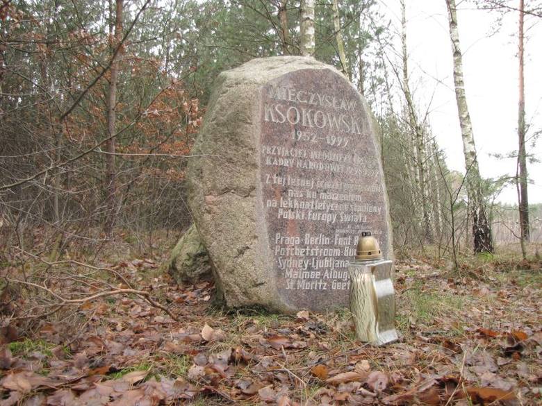 Pamiątkowy kamień poświęcony trenerowi Ksokowskiemu.    