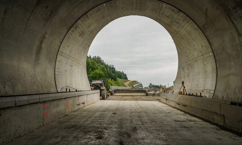 Nowa trasa prowadzić będzie przez dwa dwunawowe tunele o łącznej długości ok. 1,8 km, m.in. pod masywem Baraniej Góry