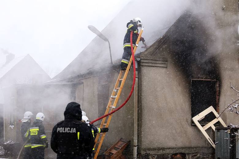 15 grudnia w pożarze domu w Burdychowie koło Silna zginęła kobieta. - Pożarem objęta była kuchnia i pokój oraz częściowo strop i fragment dachu. Po przeszukaniu mieszkania ewakuowaliśmy jedną osobę, podjęliśmy akcję reanimacyjną. Lekarz stwierdził zgon - relacjonują zdarzenie strażacy z KPPSP w...