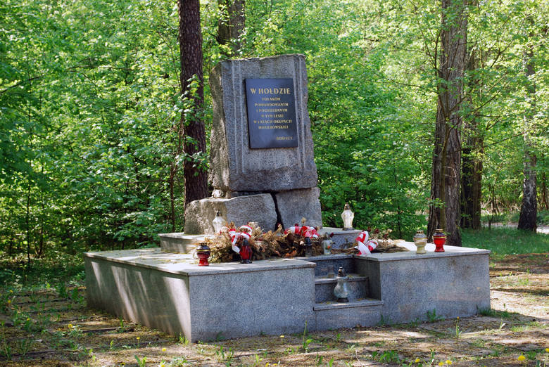 W Lesie Lućmierskim koło Zgierza stoi pomnik upamiętniający Polaków zamordowanych przez hitlerowców