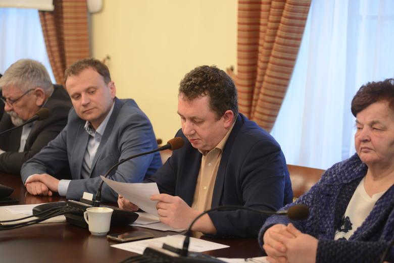 Nadzwyczajna sesja rady miejskiej w sprawie planowanych przenosin Izby Administracji Skarbowej 