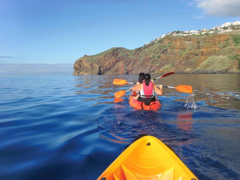 Na Maderze warto korzystać z oceanu. Komu znudzą się kąpiele, może wybrać się na wycieczkę kajakiem do jednej z licznych zatok lub jaskiń.