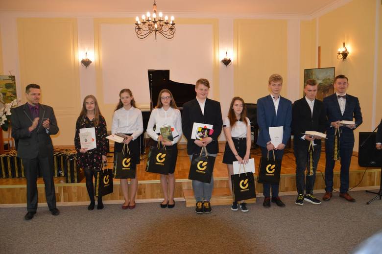 Młodzi skierniewiccy wolontariusze wyróżnieni w konkursie "Ośmiu Wspaniałych" [ZDJĘCIA]