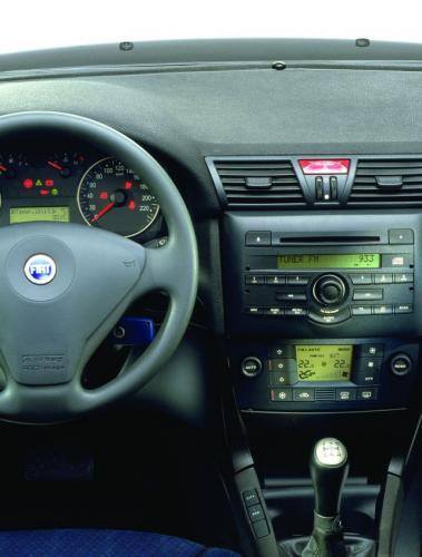 Fot. Fiat: W klimatyzacji automatycznej wystarczy ustawić żądaną temperaturę i wcisnąć przycisk „Auto”. Automat sterujący zapewni utrzymanie zadanej