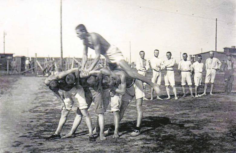 Pokaz gimnastyczny w wykonaniu legionistów więzionych w obozie w Szczypiornie.