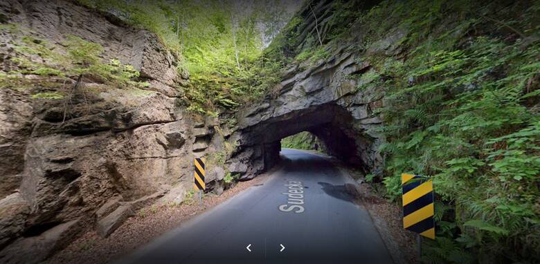 Prawdziwa gratka dla każdego motocyklisty, który wyruszy w Karkonosze. Kamienny tunel posiada kilkanaście metrów i został wykuty w skale. W pobliżu znajdują