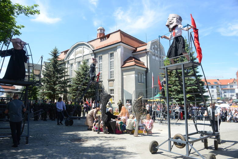 Widowisko przedstawiono w na Placu Powstańców Wielkopolskich, czyli w miejscu, gdzie w otoczeniu kościoła i Domu Katolickiego toczyły się zamieszki.