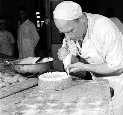 Cukiernik Białostockiego Zakładu Piekarniczego, fot. Z. Zaremba, 1967 rok