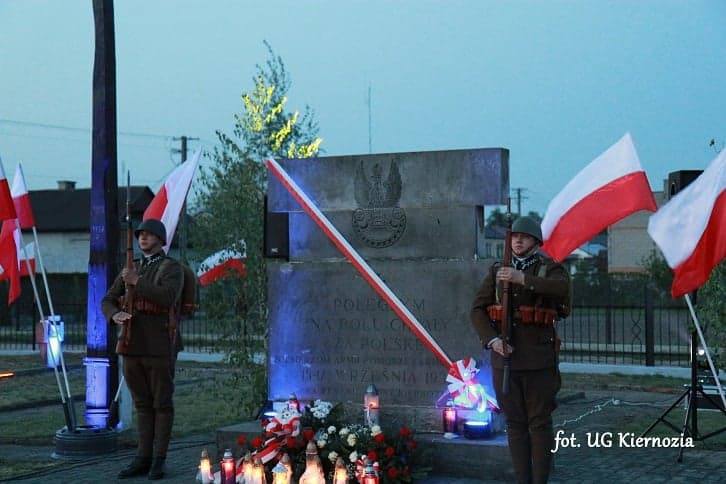 Uroczystości związane z 74. rocznicą zakończenia II wojny światowej odbyły się w Kiernozi [ZDJĘCIA]