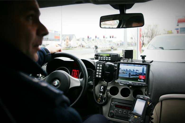 Policjanci siedzą w radiowozie z wideo rejestratorem, który nagrywa skrzyżowanie Klecińskiej i SzkockiejFot: Janusz WóJtowicz