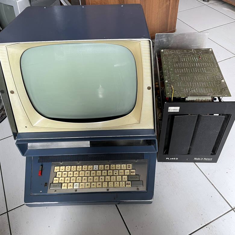 Ta czarna skrzynka obok komputera na jednym ze zdjęć to napęd dyskietek 8", który służył jako pamięć zewnętrzna.