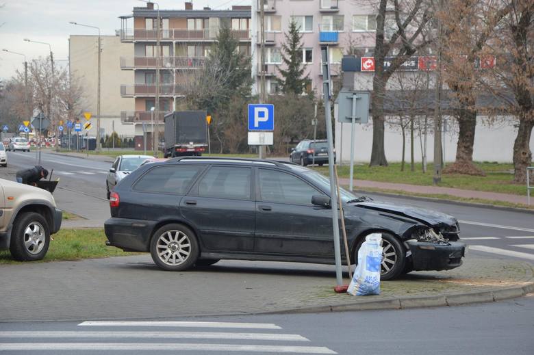 Wypadki na drogach w Łowiczu i Różycach [ZDJĘCIA]