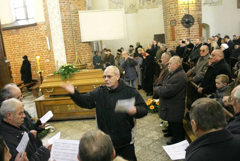 Luty 2006 roku przyniósł Chojnicom wielką stratę - pochowano bowiem Franciszka Koperskiego, wieloletniego organistę ówczesnej fary i później bazyliki mniejszej. Miał 76 lat. 