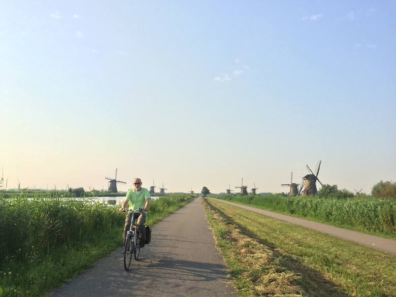 Mężczyzna na rowerze w Kinderdijk