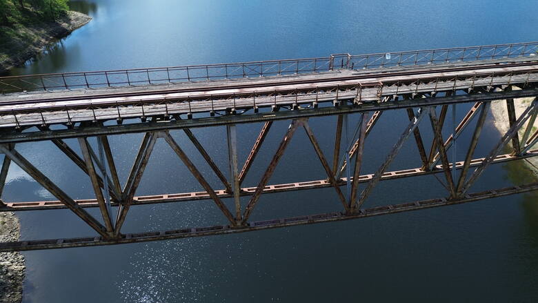 Efektowny most nad Jeziorem Pilchowickim. Wybudowany w latach 1905-1906. Wspiera się na dwóch betonowo-kamiennych filarach, oddalonych od siebie o 85