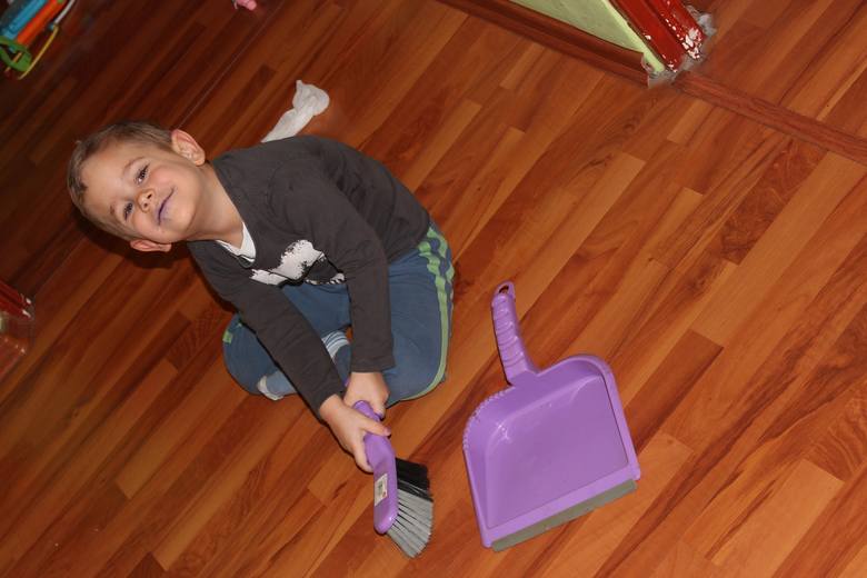 Trzyletni Jaś Kamiński lubi sprzątać