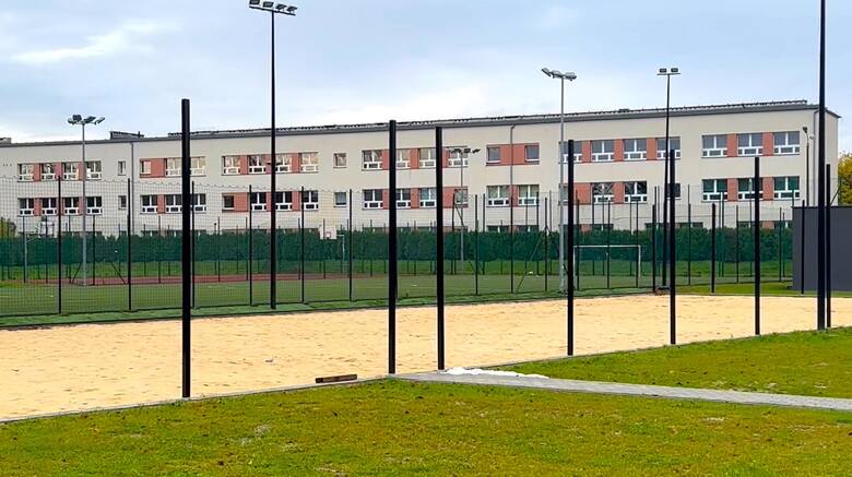 Przy powiatowej "Dwójce" w Oświęcimiu powstaje kompleks sportowy z pełnowymiarowym sztucznym boiskiem piłkarskim, częścią lekkoatletyczną