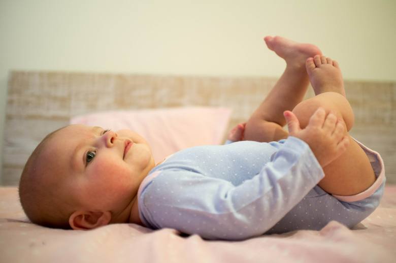 Na rynku dostępne są różne rodzaje body dla niemowlaków. Body dla dzieci występuje w wersji z długim i krótkim rękawkiem albo na ramiączkach.
